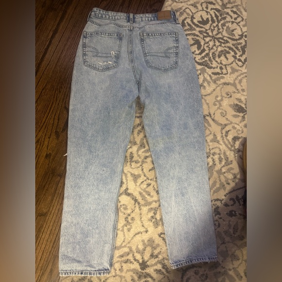 American Eagle Mom Jean Light Wash Distressed Straight Leg Jeans Size 4 regular - Picture 6 of 8